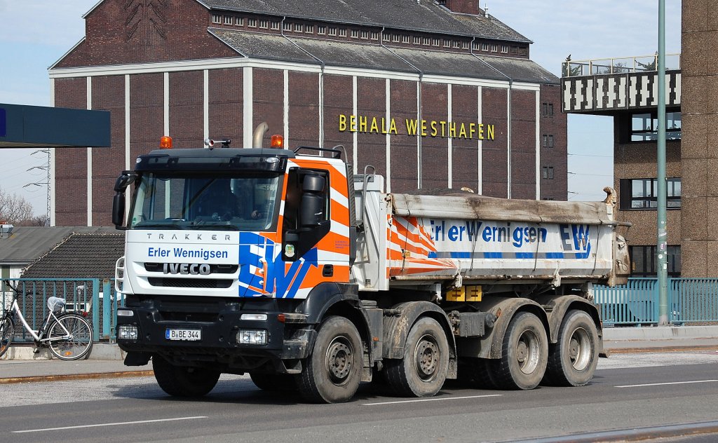 Pr�chtiger Vierachs IVECO TRAKKER Kipper der Fa. Erler Wennigsen, 15.04.13 Berlin-Putlitzbr�cke. 