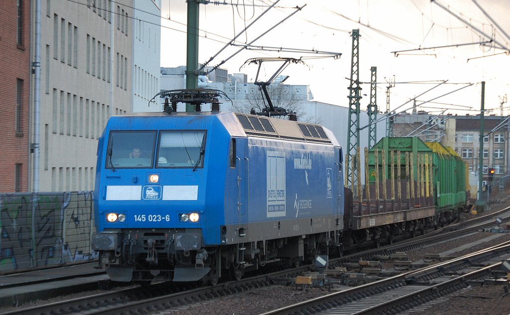 PRESS 145 023-6 (91 80 6145 083-2 D-PRESS) mit Leerzug Rungenwagen f�r Holztransporte Richtung Berlin-Gesundbrunnen, 21.12.11 Berlin-Wedding.