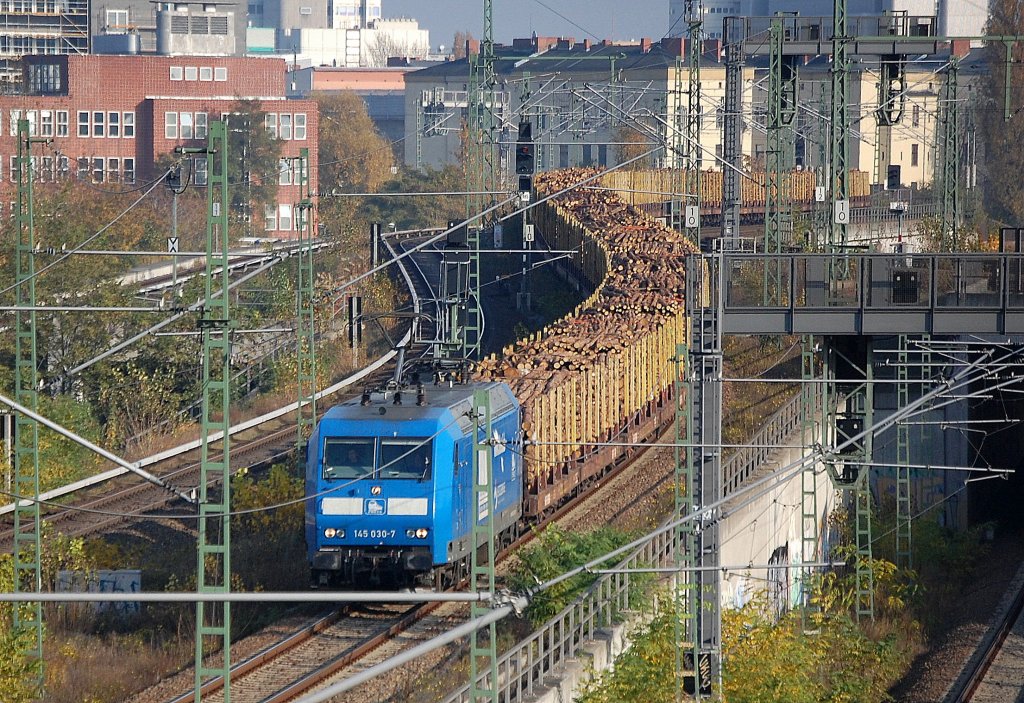 PRESS 145 030-7 (91 80 6145 085-7 D-PRESS) mit einem Ganzzug Rungenwagen (Holzbeladung) schl�ngelt sich durch Berlin-Wedding Richtung Berliner Westhafen, 02.11.11 Berlin-Putlitzbr�cke. 