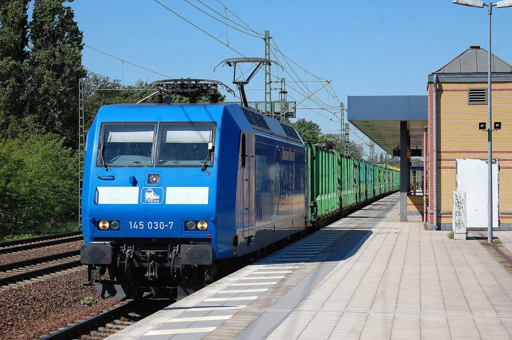 PRESS 145 030-7 mit typischem Leerzug Holzrungentransportwagen Richtung Nordosten, 15.05.13 Berlin-Jungfernheide.