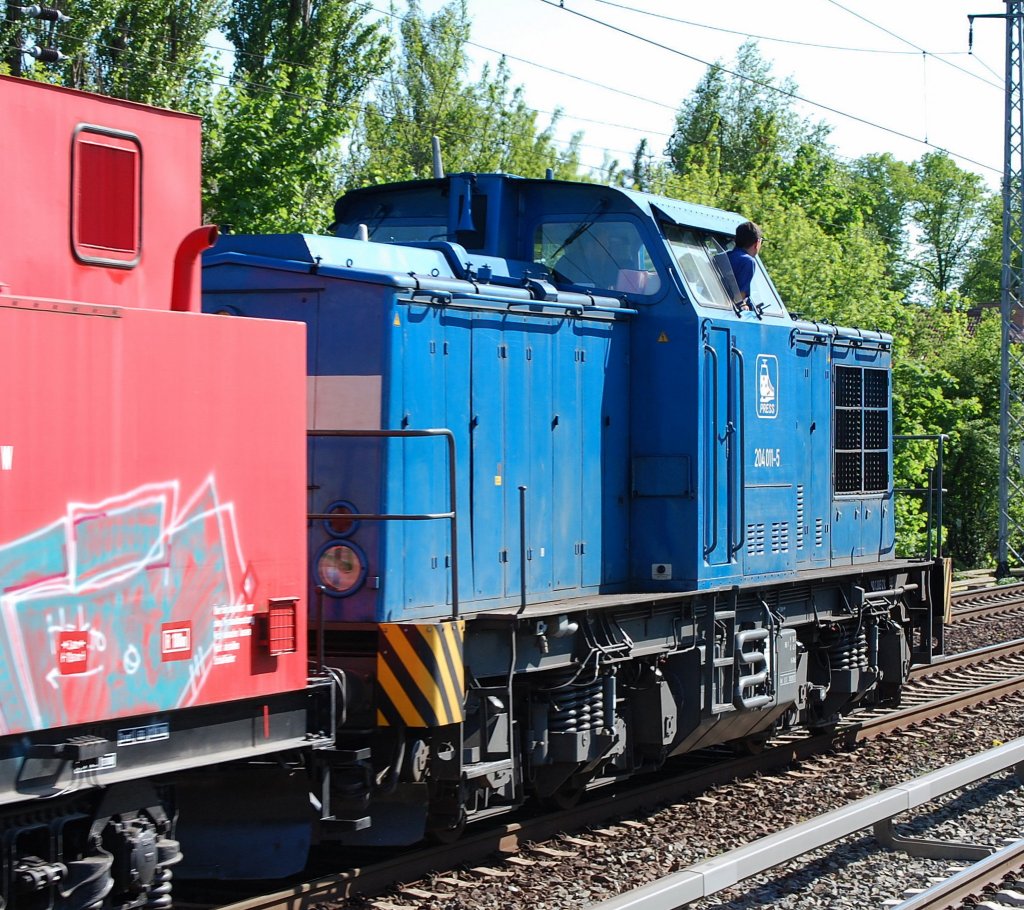 PRESS 204 011-5 (92 80 1203 212-6 D-PRESS, Bj.1976) fuhr mitten im Sommer �berraschend mit einem Schneepflug aus dem RAW Meiningen Richtung Karower Kreuz Berlin, 09.05.08 Berlin-Karow.