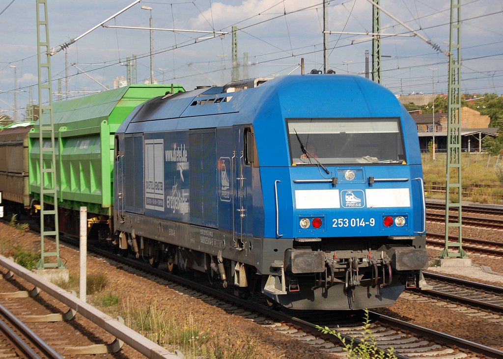 PRESS 253 014-9 (92 80 1223 051-4 D-PRESS, Bj.2004)am 13.08.09 mit einem Zug Transportwagen f�r Holzhackschnipsel Richtung Berlin Spandau, Berlin Beusselstr.