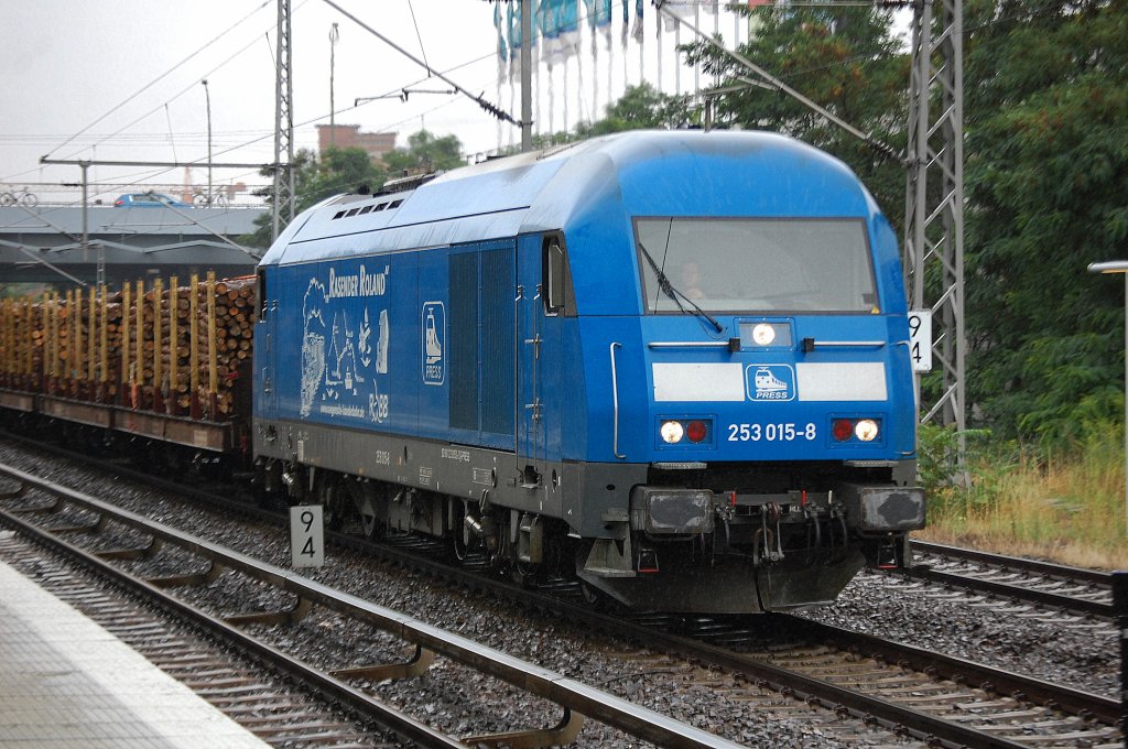 PRESS 253 015-8 (92 80 1223 052-2 D-PRESS) mit Ganzzug Rungenwagen mit Frischholz beladen, 29.07.11 Berlin Landsberger Allee.