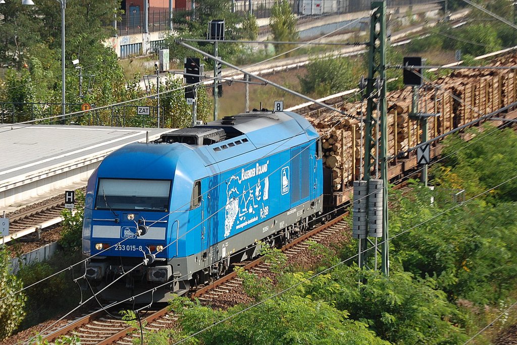 PRESS 253 015-8  (92 80 1223 052-2 D-PRESS) mit Ganzzug Rungenwagen mit Frischholz Richtung Berlin-Spandau, 20.09.11 Berlin Westhafen (Beusselbr�cke).