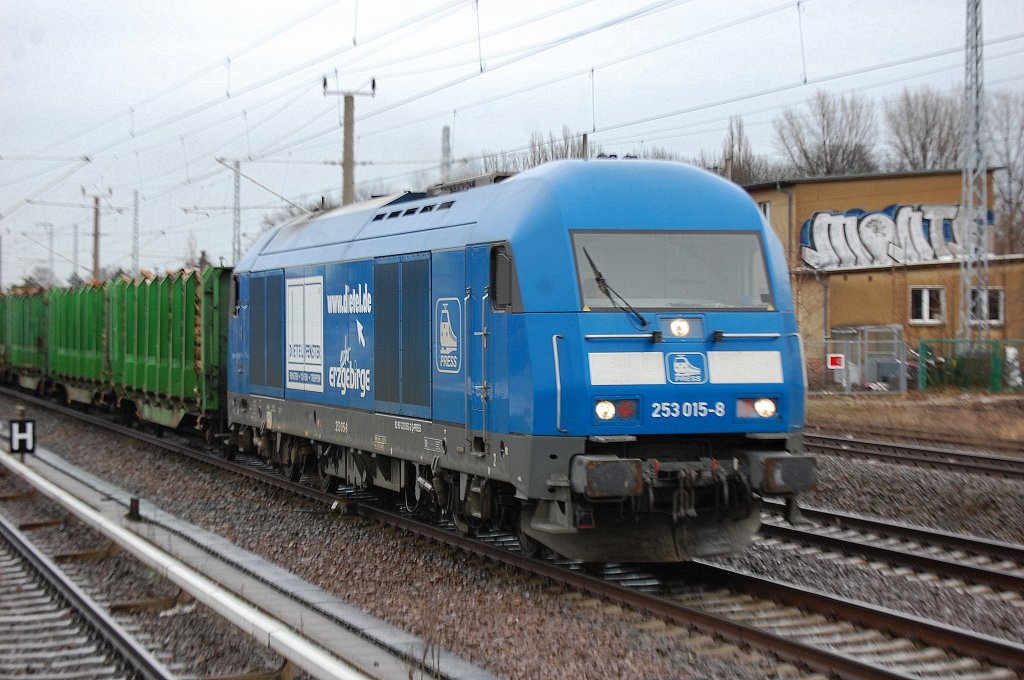 PRESS 253 015-8 mit Holzzug Richtung Berlin-Spandau, 29.01.13 Berlin-Blankenburg.