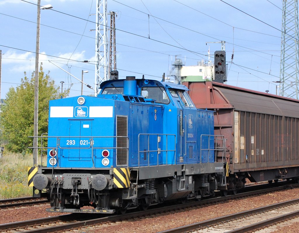 PRESS 293 026-6 (92 80 1293 881-9 D-PRESS, Bj.1977 Umbau ADtranz 1996) mit einem Zug Schiebewandwagen bei der Durchfahrt im Bhf. Flughafen Berlin-Sch�nefeld, 07.09.08 