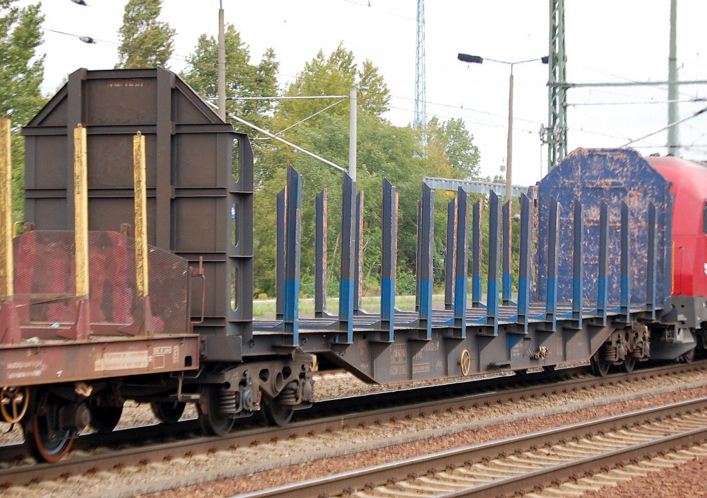 Privater Drehgestellflachwagen mir Rungen und Stirnwandw�nden f�r Holztransporte in Deutschland eingestellt, 22.09.11 Bhf. Flughafen Berlin-Sch�nefeld.