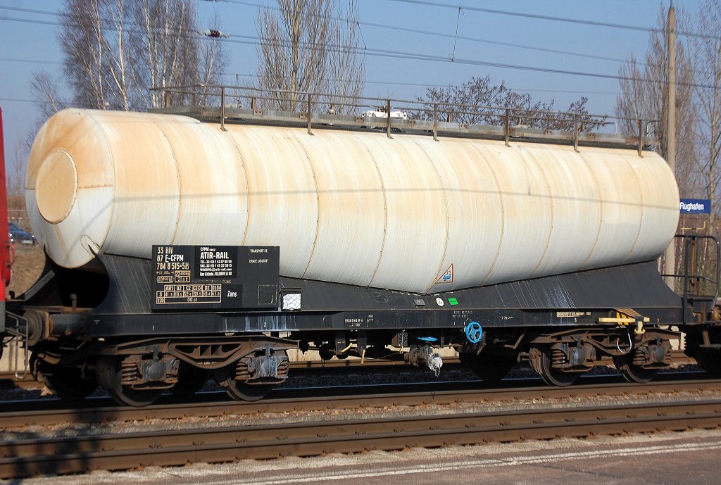 Privater franz�sischer Knickkesselwagen der Fa. CFPM CHEZ ATIR-RAIL eingestellt mit der Nr. 33 RIV 87 F-CFPM 784 8 515-5(P) Zans TRANSPORT DE CRAIE LIQUIDE (Kreideschlamm), 01.03.11 Bhf. Flughafen Berlin-Sch�nefeld.