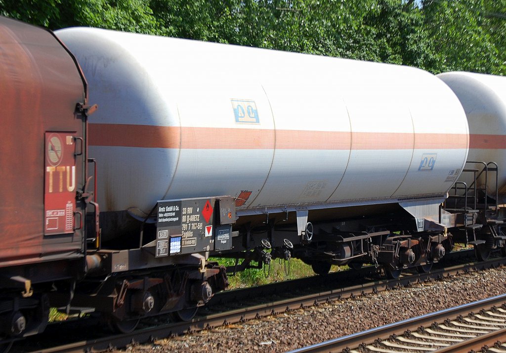 Privater Gasdeuckkesselwagen der Fa. Aretz GmbH & Co eingestellt mit der Nr. 33 RIV 80 D-ARETZ 791 7 767-5(P) Zagkks Bf. Krefeld-Hbf. f�r Propangastransporte, 23.05.12 M�hlenbeck-M�nchm�hle.