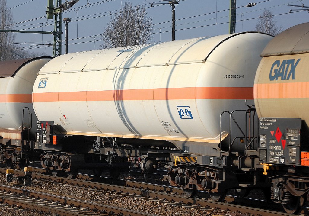 Privater Gasdruckkeselwagen der Fa. ARETZ GmbH & Co mit der Nr. 33 RIV 80 D-ARETZ 7813 534-4 Zags Bf. Krefeld Hbf lt. Gefahrstofftafel (23/1077) f�r Propen-Bef�llung, 28.02.11 Bhf. Flughafen Berlin-Sch�nefeld.