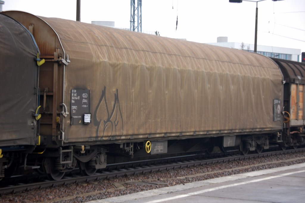 Privatwagen der Ahaus Alst�tter Eisenbahn GmbH (AAE), ein Flachwagen mit vier Rads�tzen und �ffnungsf�higer Planenabdeckung vom Typ Rilns, eingestellt mit der Nr. 33 RIV 68 AAE entspricht 80 D-AAE 354 6 144-1(P) Rilns Heimatbahnhof: Alst�tte, 29.11.08 Bhf. Flughafen Berlin-Sch�nefeld. 