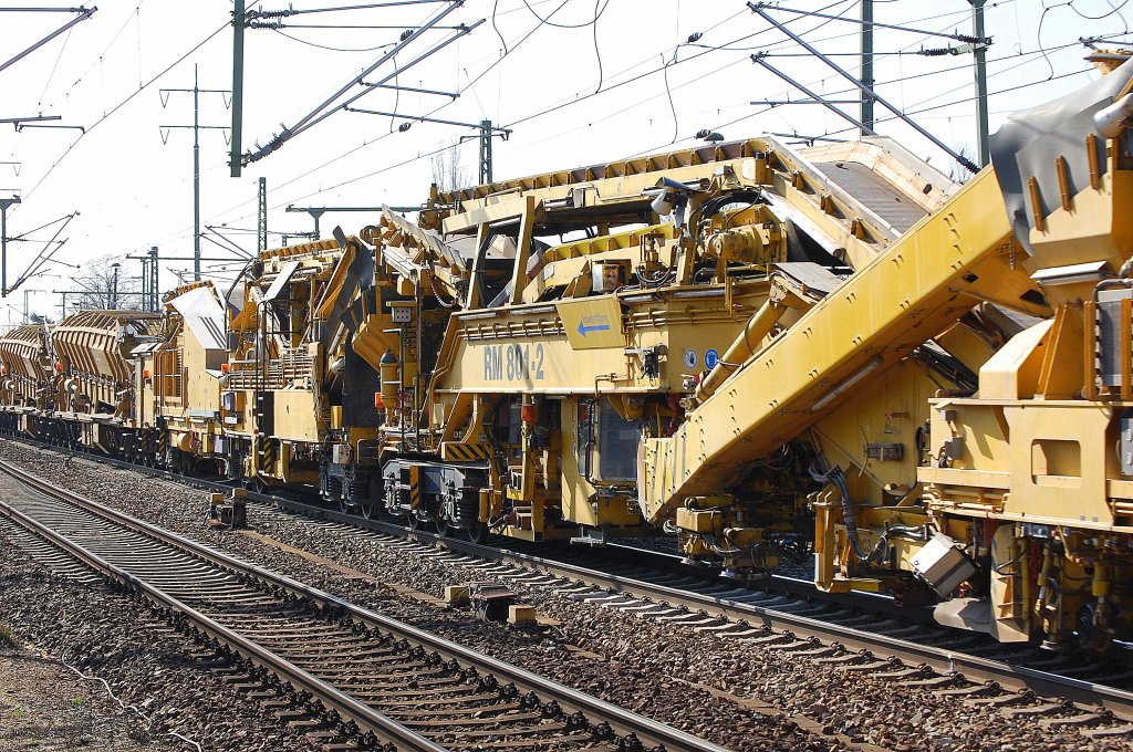 P&T Gleisschotterreinigungsmaschine RM 801-2 der DB Bahnbau Gruppe am 22.03.12 Bhf. Flughafen Berlin-Sch�nefeld.