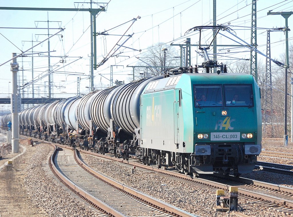 R4C 145-CL 003 (91 80 6145 094-4 D-VC) mit Kesselwagenzug, 08.03.11 Bhf. Flughfen Berlin-Sch�nefeld.