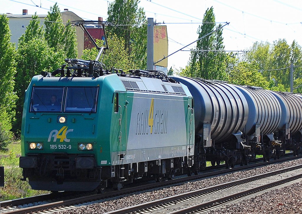 R4C 185 532-9 (91 80 6185 532-9 D-VC, Bj.2004) mit einem Leerzug Kesselwagen Richtung Schwedt �ber Bernau, 05.05.10 Berlin-Pankow.