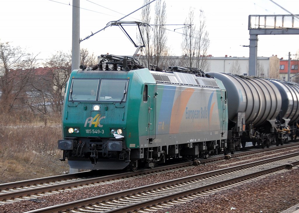 R4C 185 549-3 (Bombardier, Bj. 2005) mit Leerzug Kesselwagen �ber Bernau Richtung Schwedt, 08.03.10 Berlin-Pankow.