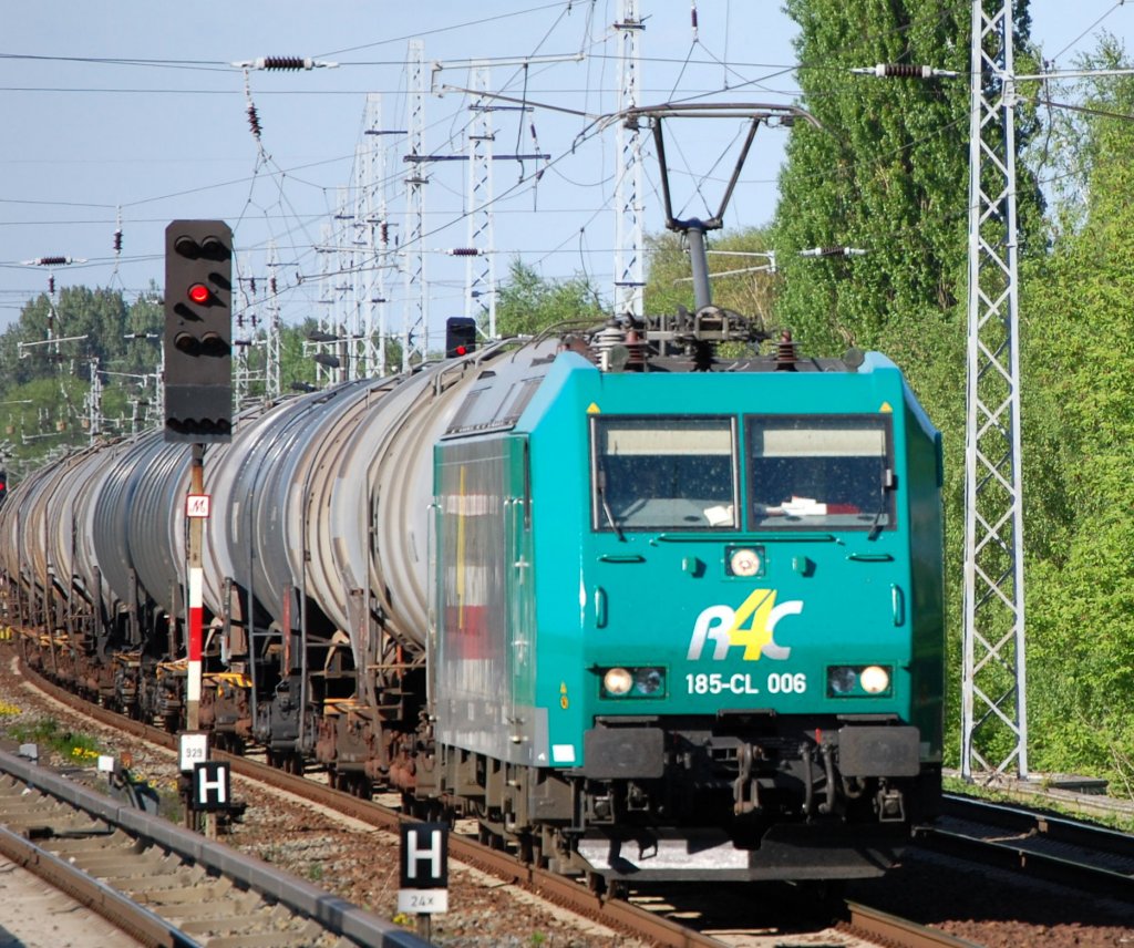 R4C Alpha Trains Leasinglok 185-CL 006 (91 80 6185 506-3 D-VCD, Bj.2001) im Sommer 2008 mit Kesselwagenzug Richtung Karower Kreuz Berlin.