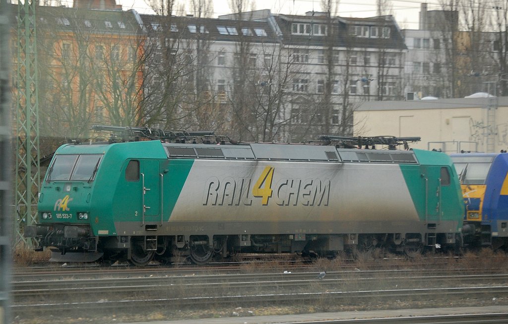 R4C Lok 185 533-7 (91 80 6185 533-7 D-VC, Bombadier Bj.2004) stand heute mit der InterConnex Lok  146 522-8 abgestellt gegen�ber dem Berliner Westhafen, 19.01.11 Berlin-Beusselstr.