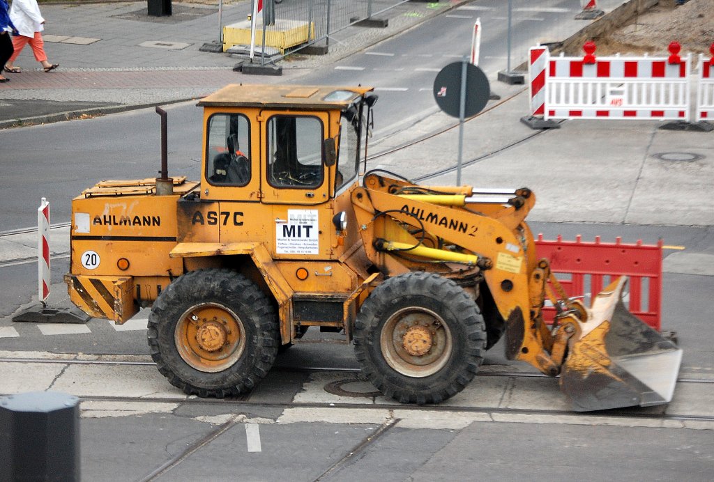Radlader AHLMANN AS7C am 15.07.11 am S-Bhf. Berlin-Adlershof.