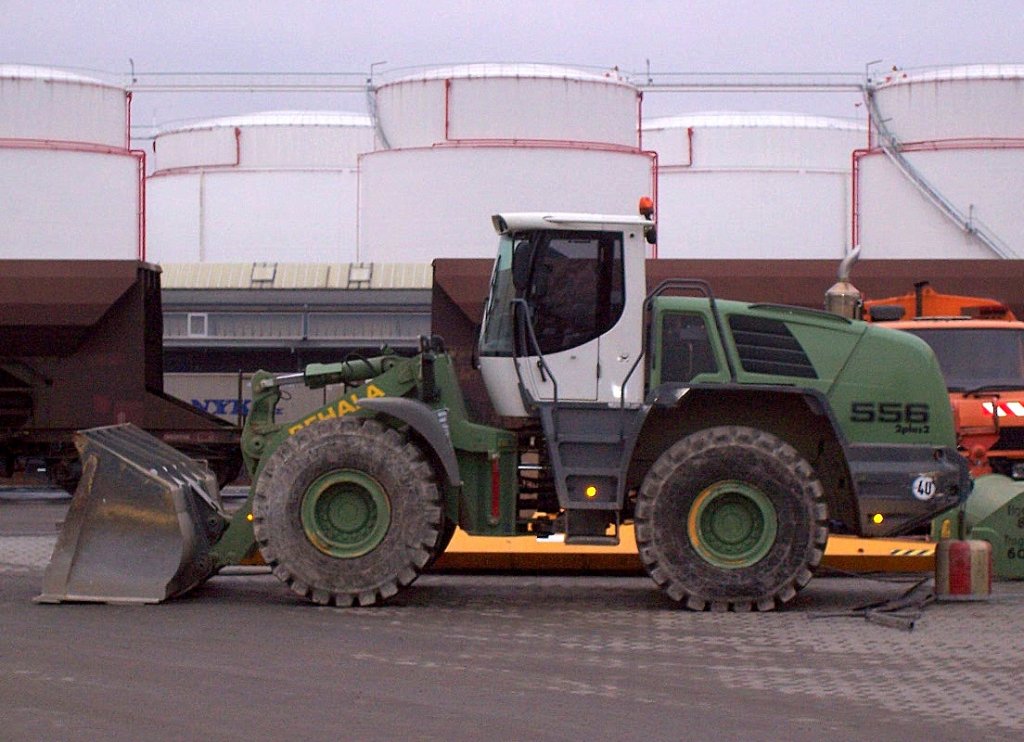 Radlader LIEBHERR 556 2plus2 der BEHALA im November 2006 Berliner Westhafen.