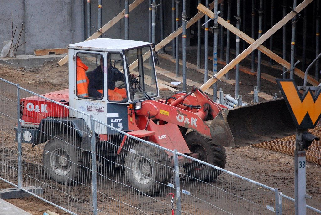 Radlader O&K L5 der Fa. LAT am 19.12.07 Baustelle am S-Bhf. Berlin-Hermannstr.
