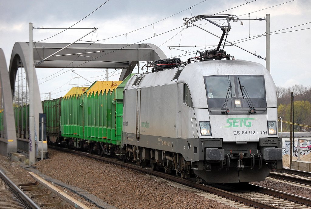 Raildox/SETG ES 64 U2-101 (91 80 6182 601-5 D-HUPAC) mit Holzzug Richtung Innenstadt, 14.04.11 Berlin-Pankow.