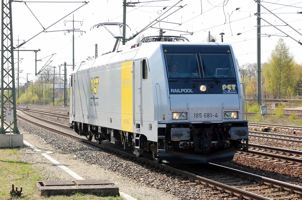 Railpool Leasinglok 185 681-4 (91 80 6185-4 D-Rpool, Bj.2009) angemietet von der Fa. PCT bei der Durchfahrt im Bhf. Flughafen Berlin-Sch�nefeld, 24.04.10 