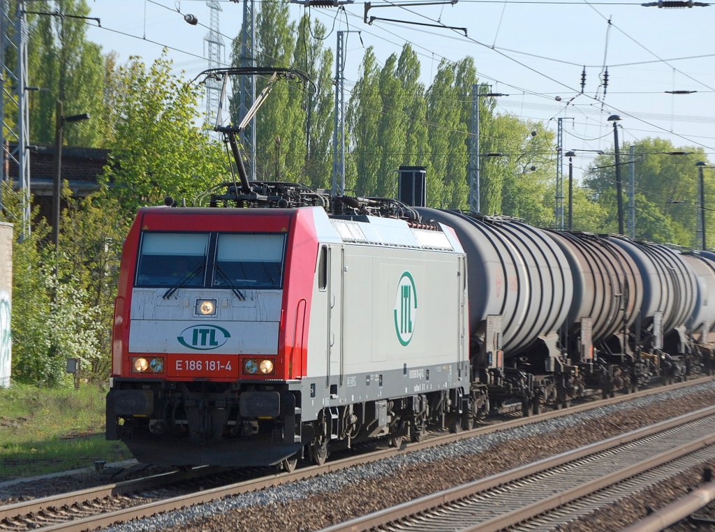 Railpool Leasinglok E 186 181-4 (91 80 6186 181-4 D-Rpool, Bj.2008) zum disem Zeitpunkt f�r ITL im Einsatz mit Leerzug Kesselwagen Richtung Schwedt �beer Bernau unterwegs, 24.04.09 Berlin-Buch.