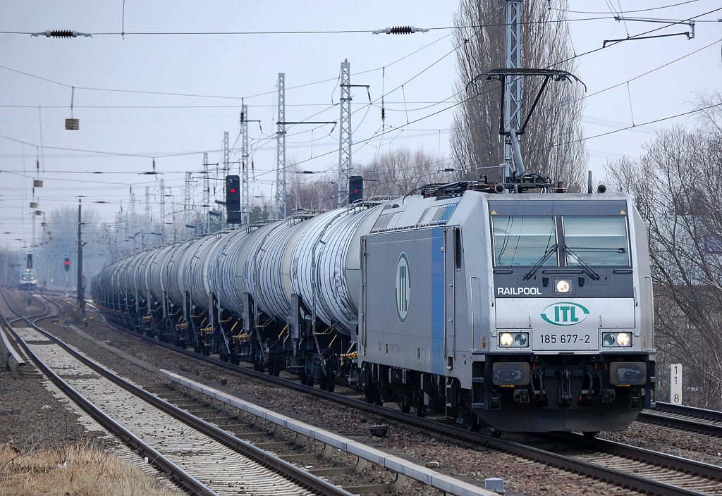 RAILPOOL Leasinglok der ITL 185 677-2 (91 80 6185 677-2 D-Rpool) mit Ganzzug Kesselwagen, 09.03.11 Berlin-Karow.