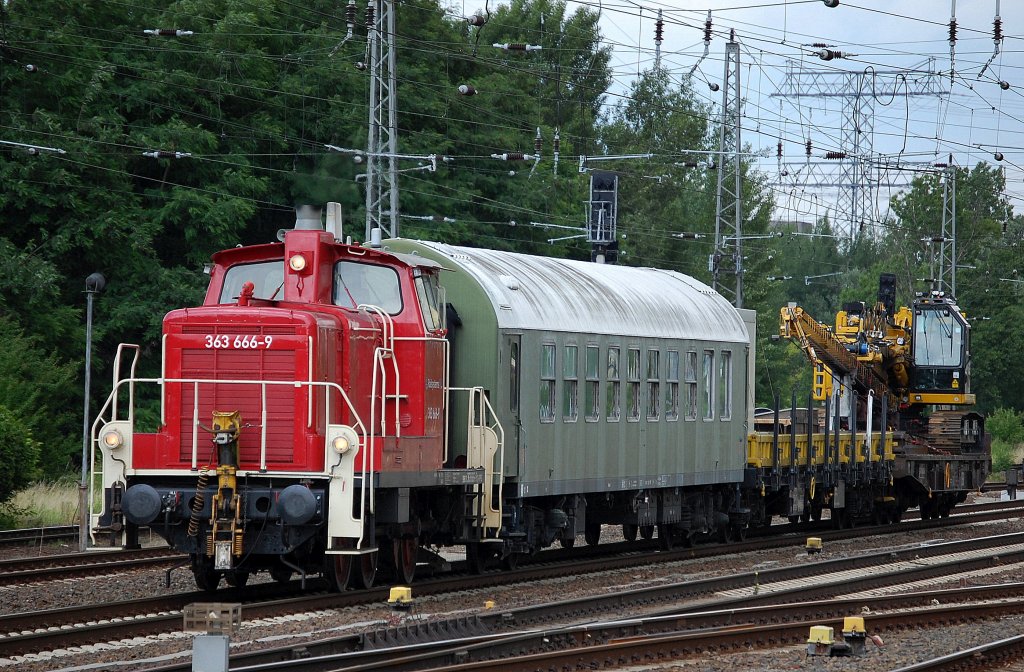 Railsystem Lok 363 666-9 mit Gleisarbeitszug der Fa. Balfour Beatty u.a DELMAG Bohrsystem auf einem Drehgestellflachwagen am 27.06.13 Berlin-Springpfuhl. 