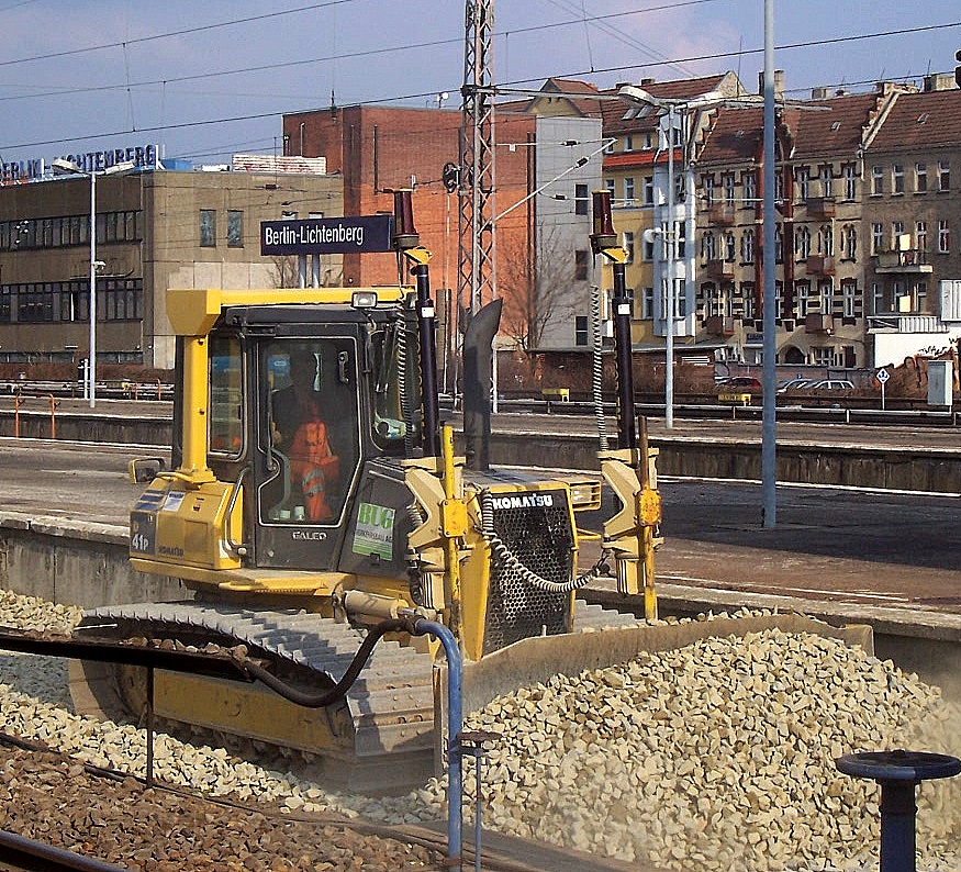 Raupe KOMATSO GALEO D41P der Gleisbaufirma BUG am 30.03.07 bei Gleisbauarbeiten im Bhf. Berlin-Lichtenberg. 