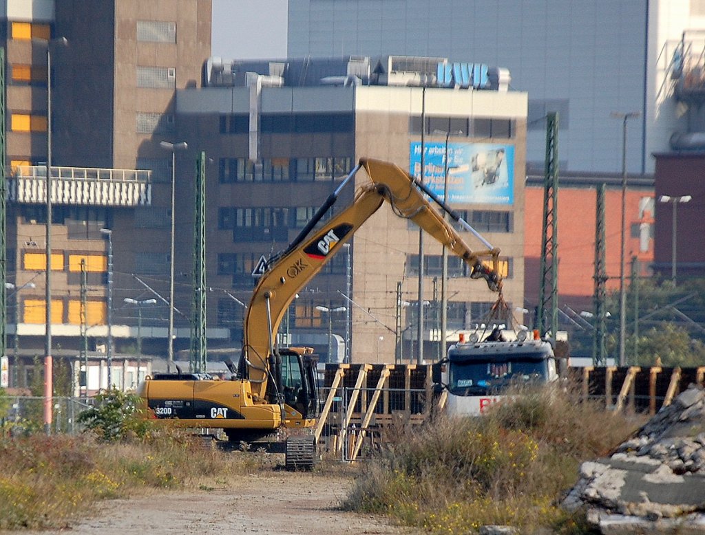 Raupenbagger CAT 320D bei den Vorbereitungsarbeiten am eheamligen G�terbahnhof Berlin-Moabit, hier entsteht ein neuer Gro�markt (Restaurantlebensmittel-versorgung + Logistik ) einer Hamburger Firma, 18.10.11