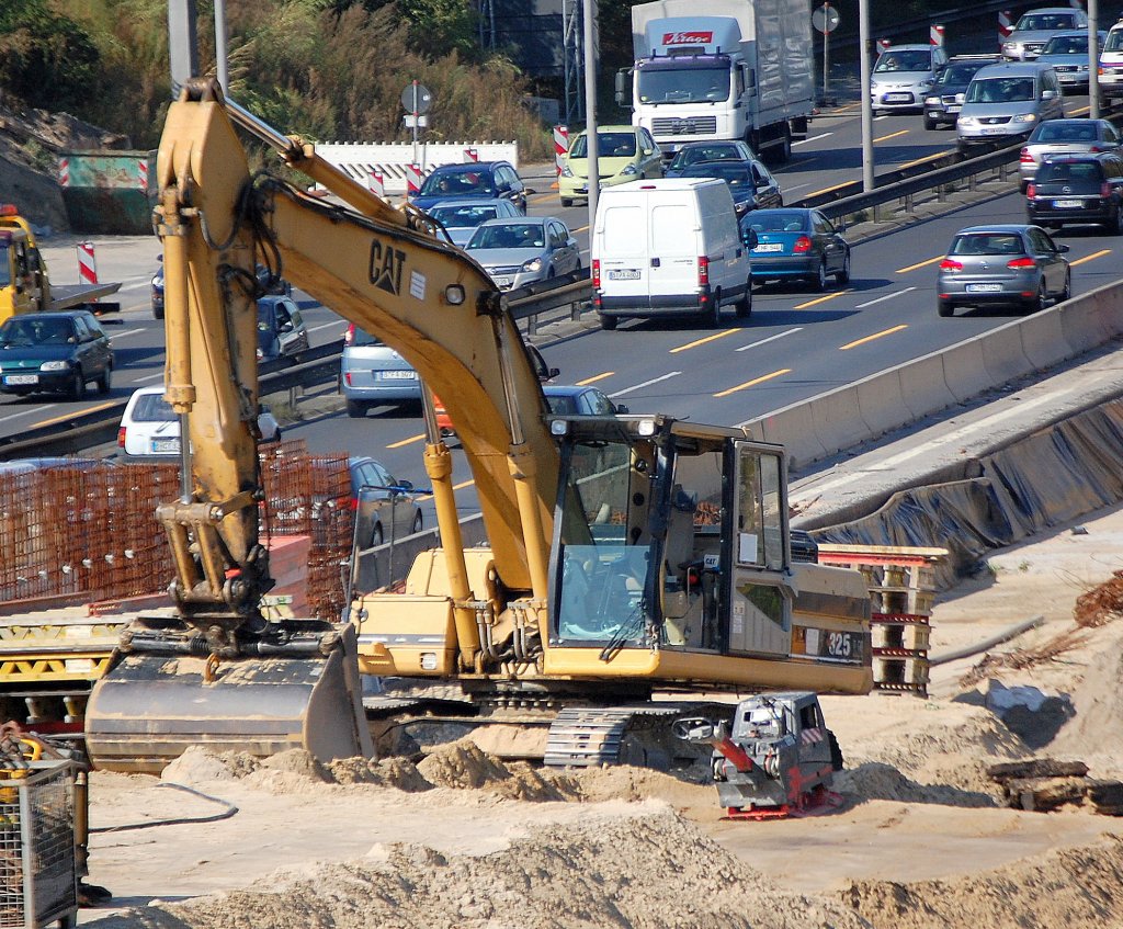 Raupenbagger CAT 325 LN, 09.09.09 Neubau Spandauer Damm Br�cke in Berlin.