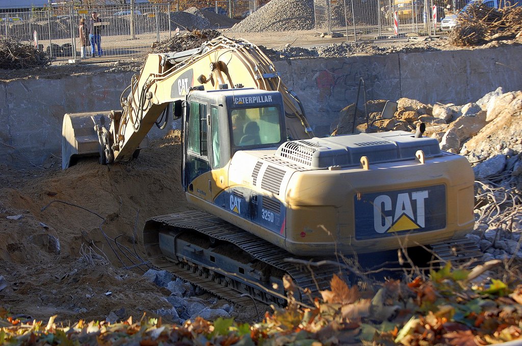 Raupenbagger CAT 352D am 25.11.11 N�he S-BHf. Berlin Landsberger Allee.