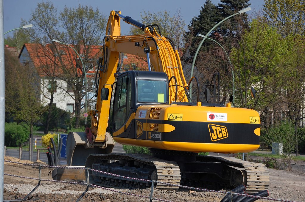 Raupenbagger JCB JS200 der Fa. THEISEN, 13.04.09 Neubau S-Bhf. Berlin-Adlershof.