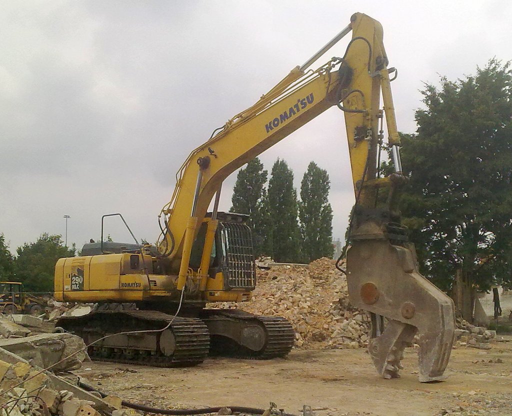 Raupenbagger KOMATSU PC 290 NLC mit riesiger Kneifzange bei Abri�arbeiten, August 2011 Prenzl.Berg.