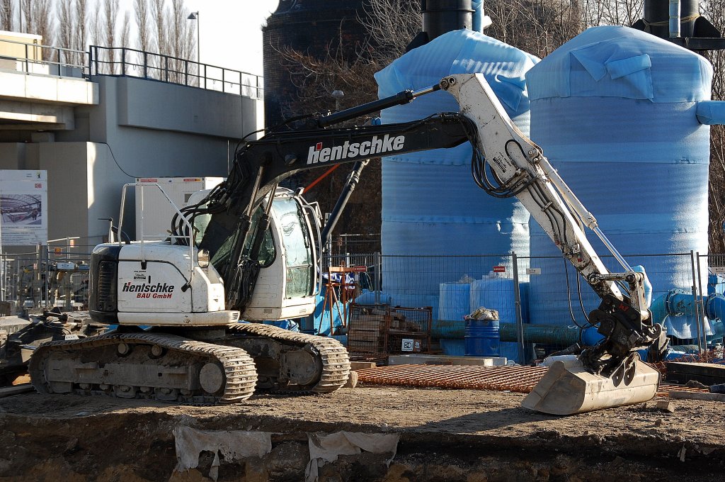 Raupenbagger NEW HOLLAND E150SR der Fa. Hentschke, 02.03.13 Gro�baustelle Berlin-Ostkreuz.