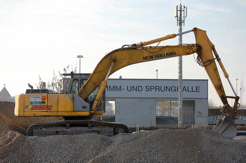 Raupenbagger NEW HOLLAND E265 (Leasingbaumschine), 22.11.11 N�he S-Bhf. Landsberger Allee (Berlin).