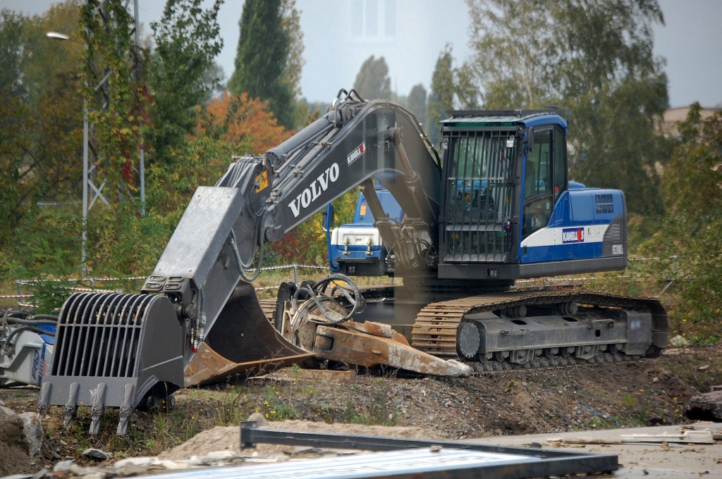Raupenbagger VOLVO EC210CL beim Neubau der Bahnstrecke H�he Berlin-Sch�neweide, Bild aus dem S-Bahnfenster am 03.10.09 