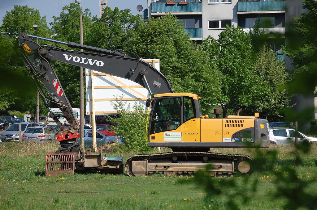Raupenbagger VOLVO EC210CL der Fa. J�RGEN HERBST, 02.05.12 Berlin-Pankow.