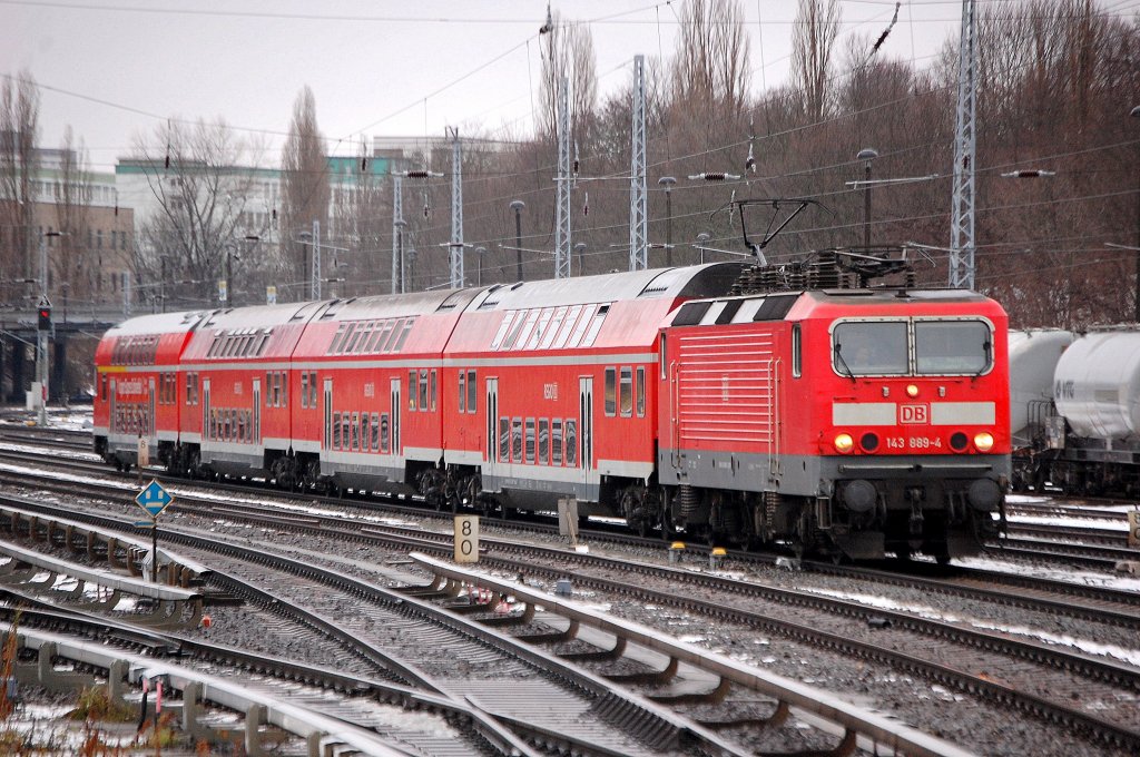 RB 14 Flughafen Berlin-Sch�nefeld steht vorne drauf?, jedenfalls die 143 889-4 mit Regionaldoppelstockwagen-Wendezug Richtung Bornholmer Str., 12.12.10 Berlin Greifswalder Str. 