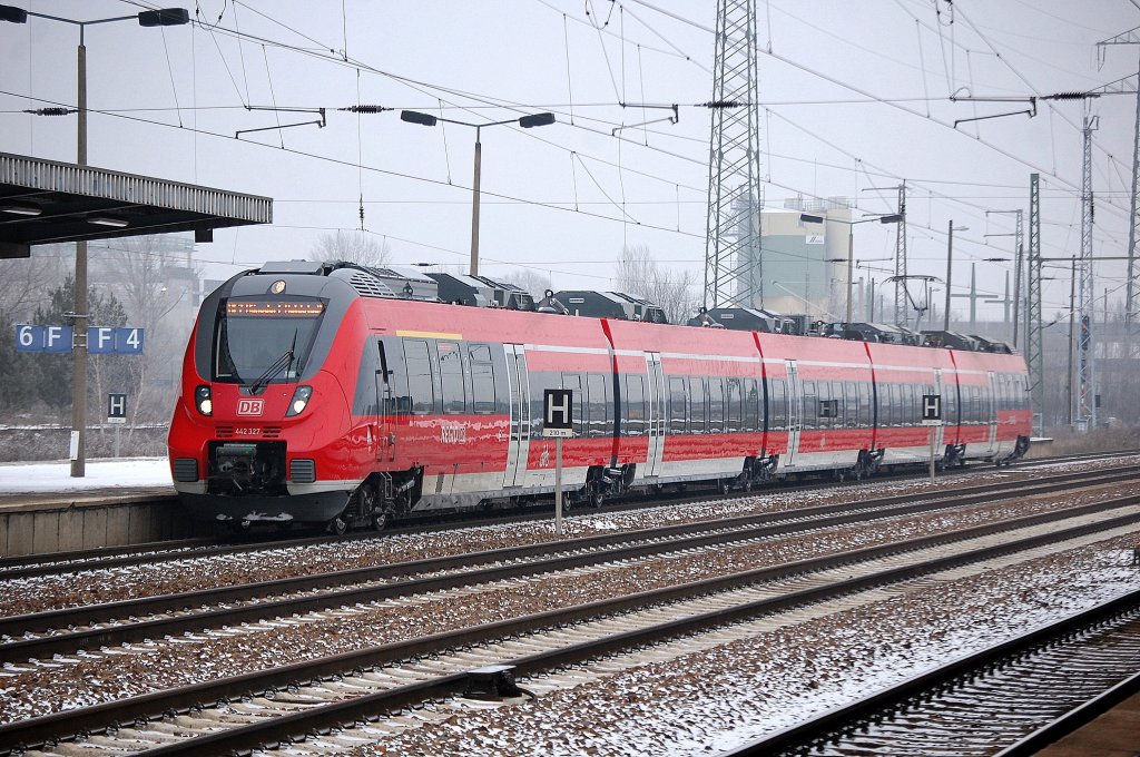 RB 7 nach W�nsdorf-Waldstadt mit 442 327 bei der Einfahrt im Bhf. Flughafen Berlin-Sch�nfeld, 15.01.13