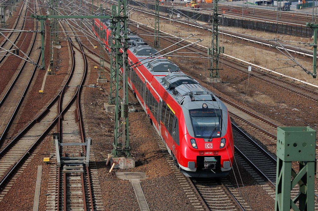 RB10 Richtung Berlin Hbf.(tief) mit 442 321 + 442 ??? am 08.04.13 Berlin-Putlitzbr�cke.