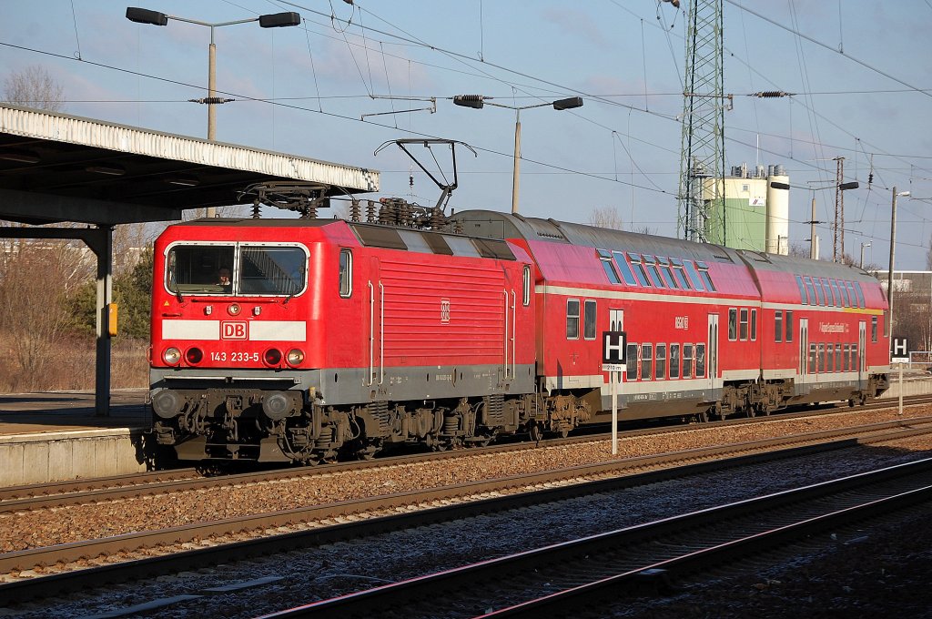RB14 aus Senftenberg kommt mit 143 233-5 im Bhf. Flughafen Berlin-Sch�nefeld ein, 26.01.12