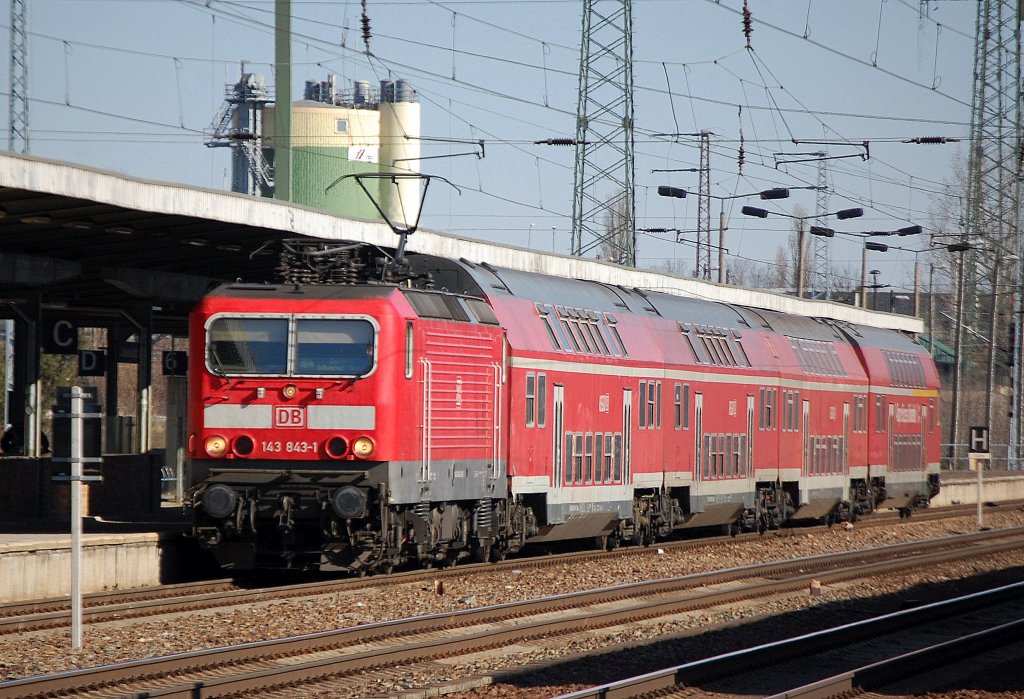 RB14 mit 143 843-1 f�hrt am Endbhf. Flughafen Berlin-Sch�nefeld ein, 07.03.11