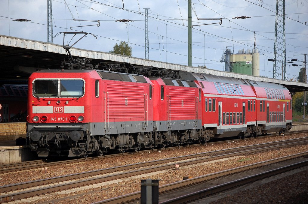 RB14 mit einer anscheinend deffekten 143 567-6 angeschoben von 143 070-1 Richtung Senftenberg abfahrbereit im Bhf. Flughafen Berlin-Sch�nefeld, 08.10.12