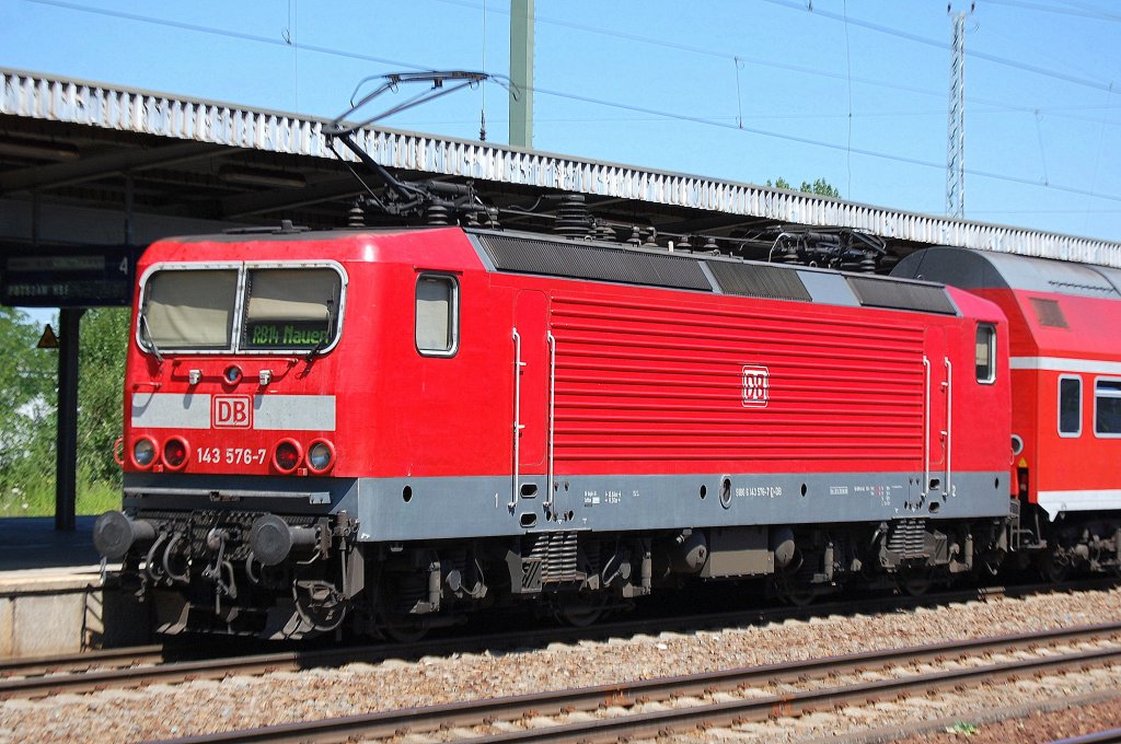 RB14 nach Nauen steht mit 143 576-7 abfahrbereit im Bhf. Flughafen Berlin-Sch�nefeld, 28.06.11