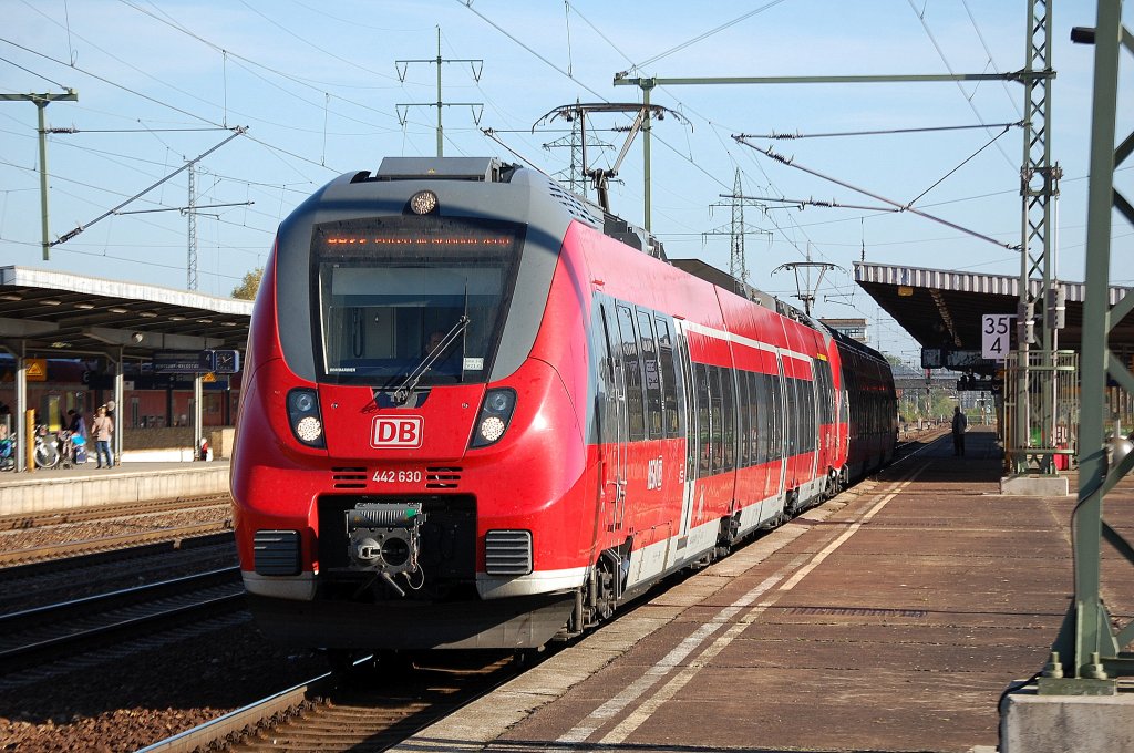 RB14 nach Potsdam mit 442 630 + 442 120 am 17.10.12 Bhf. Flughafen Berlin-Sch�nefeld Ausfahrt.