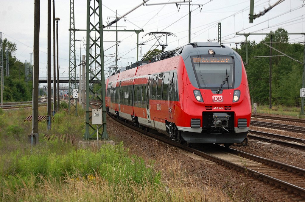 RB22 aus Berlin-Griebnitzsee f�hrt mit 442 622 + 442 632 im BHf. Flughafen Berlin-Sch�nefeld ein.