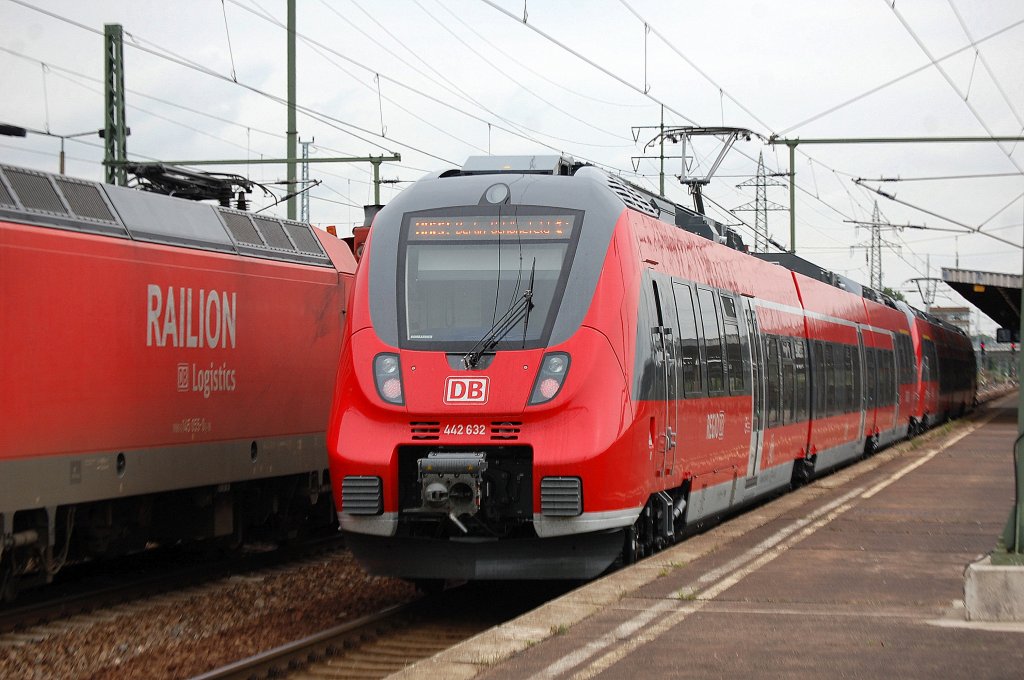 RB22 in Richtung Berlin-Griebnitzsee bei der Ausfahrt Bhf. Flughafen Berlin-Sch�nefeld mit 442 632 + 442 622 am 14.06.12