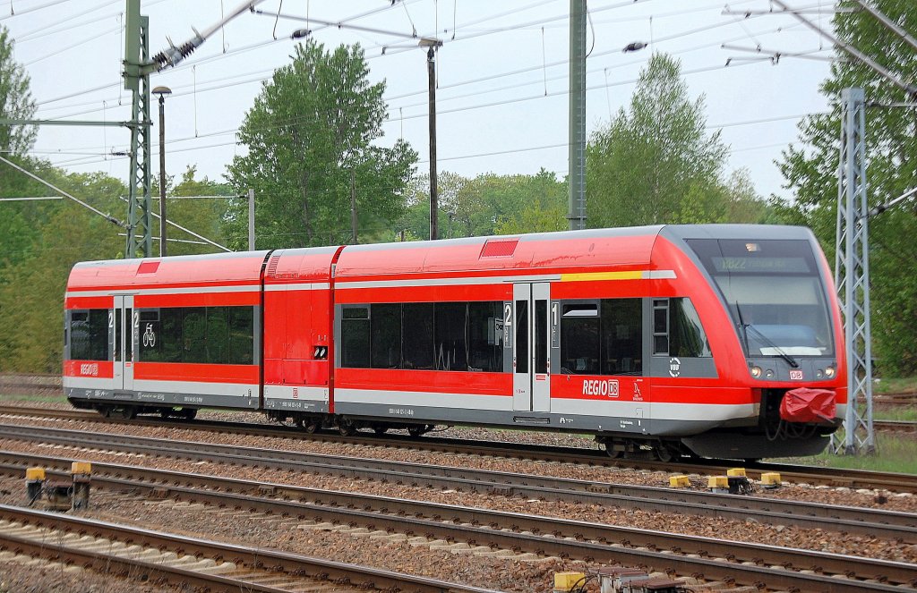 RB22 Richtung Potsdam Hbf. f�hrt mit 646 025-6 (9580 0 646 025-6 D-DB) im Bhf. Flughafen Berlin-Sch�nefeld zur Bereitstellung ein, 27.04.11
